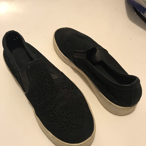 Women’s Vionic black leather laser cut shoe size not listed but shoe fits 9 1/2 - Picture 2 of 7